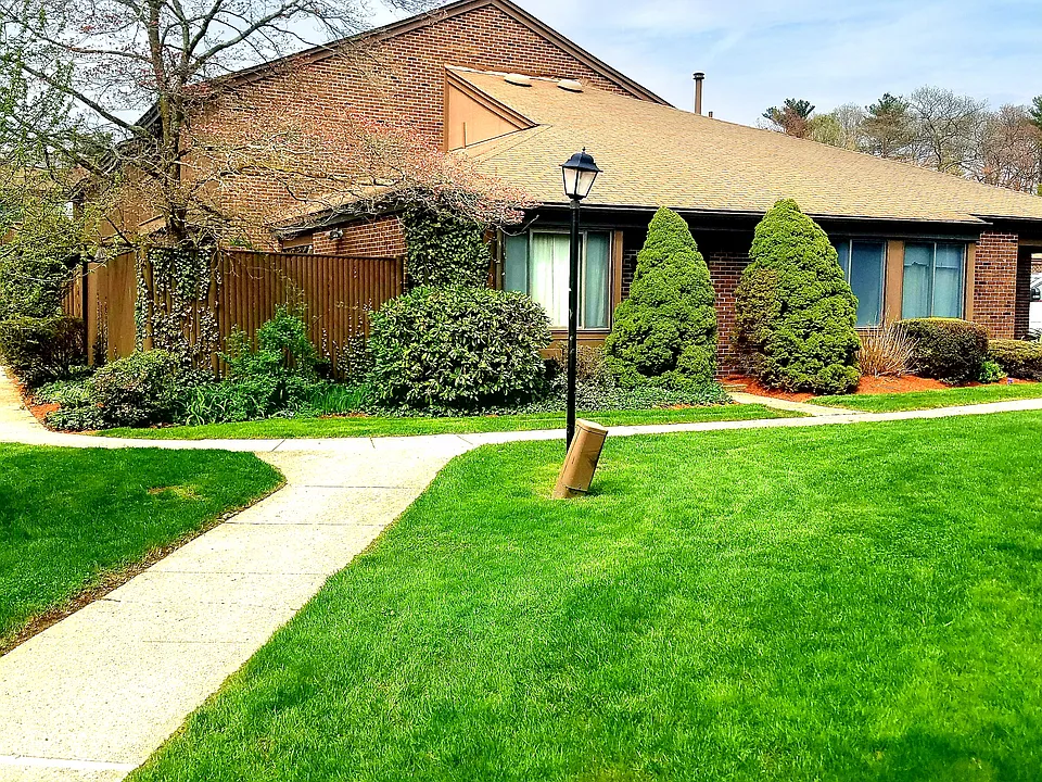47 Meadowood Dr