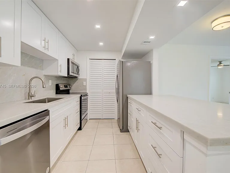 200 Lakeview Dr #211 — Photo 3