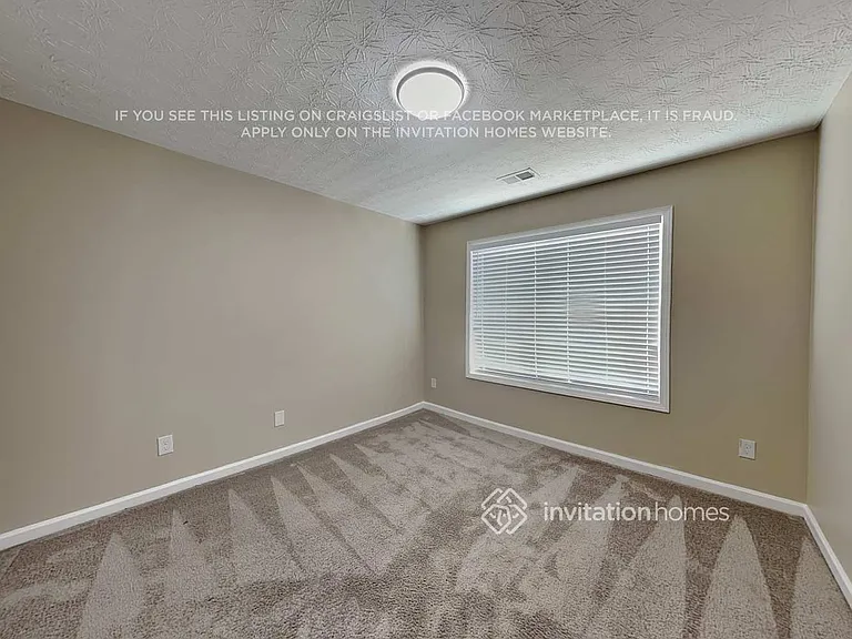 110 Parkway Dr — Photo 16