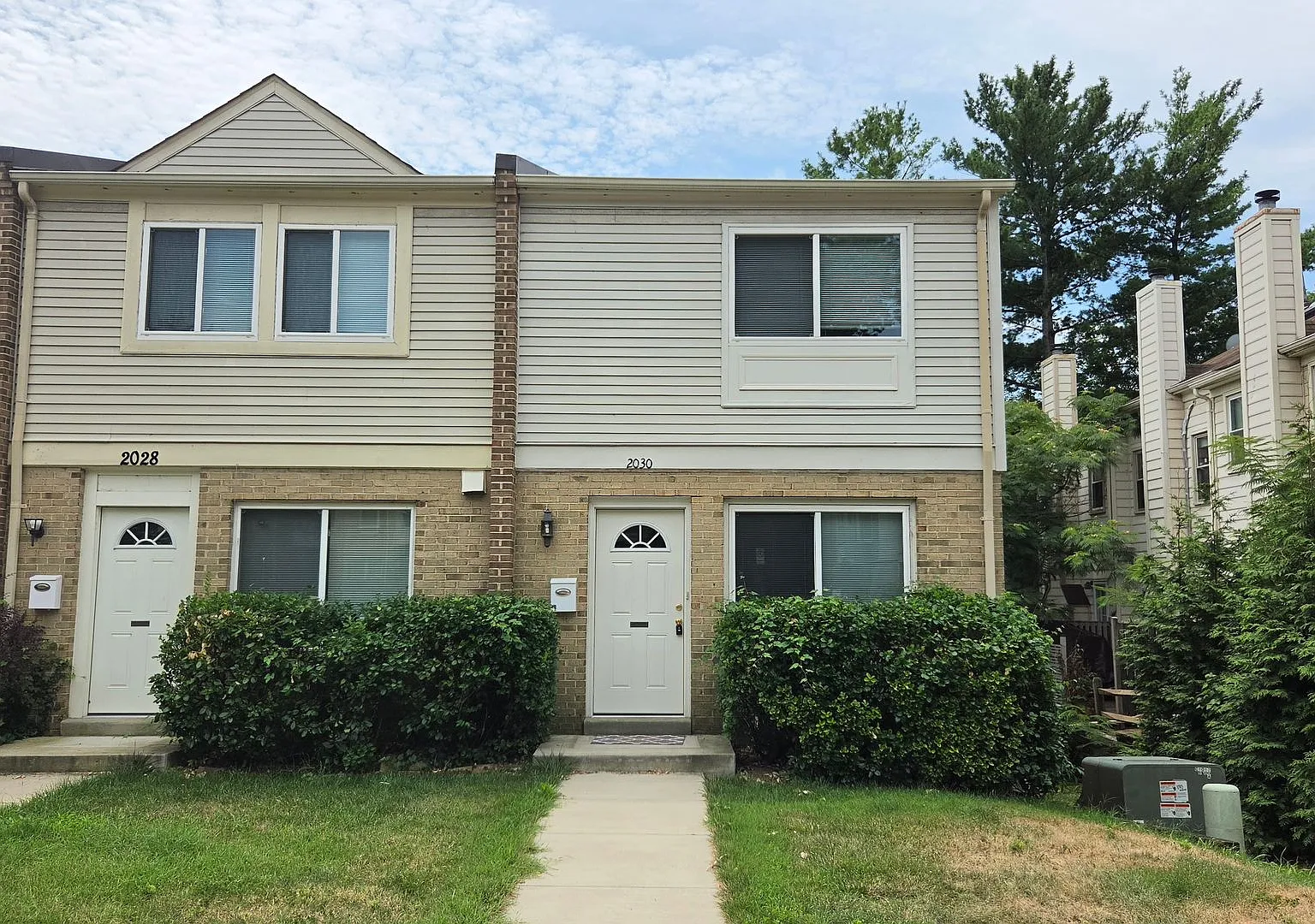 Great Arlington Location with Garage! — Photo 1