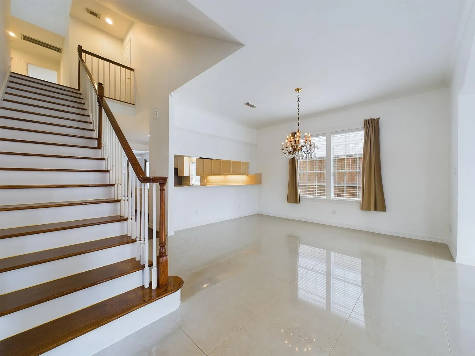 4 bed, 2.5 bath, 2400 sqft, $3,950 — Photo 3