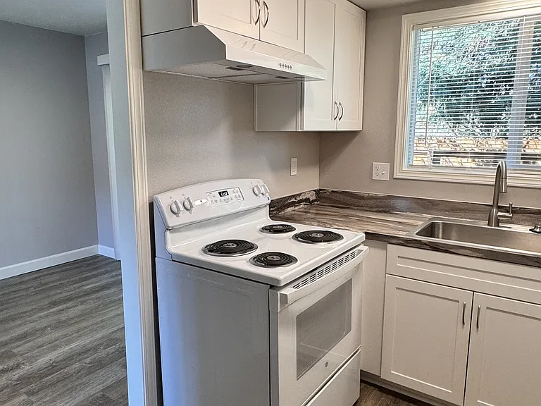 2392 NE Carolyn Ct — Photo 3