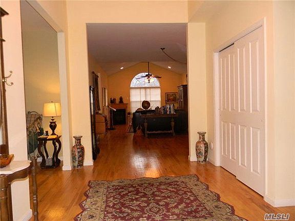 2nd image of 28 Acorn Ct