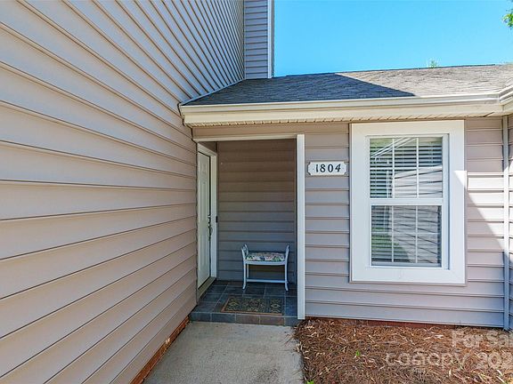 2nd image of 1804 Fairlawn Ct