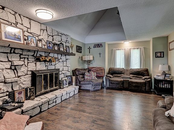4th image of 710 Village Dr