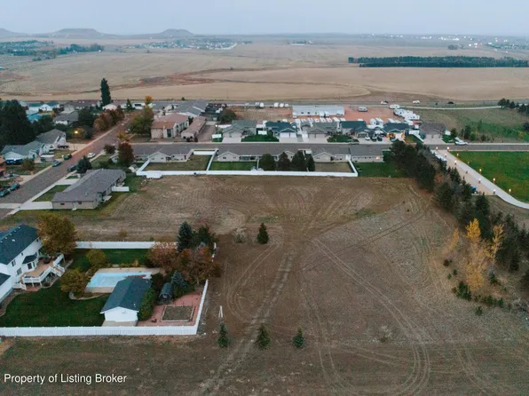 1650 Badlands Dr, Dickinson, ND 58601