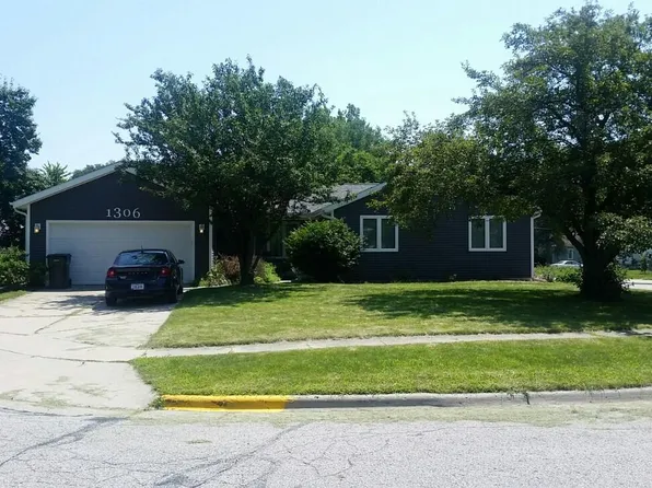 1306 Iowa Cir, Ames, IA 50014