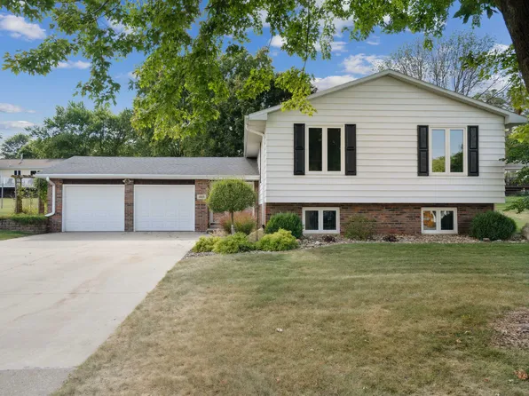1023 1st St SW, Dyersville, IA 52040