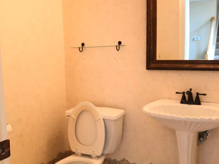 Main floor 1/2 Bath