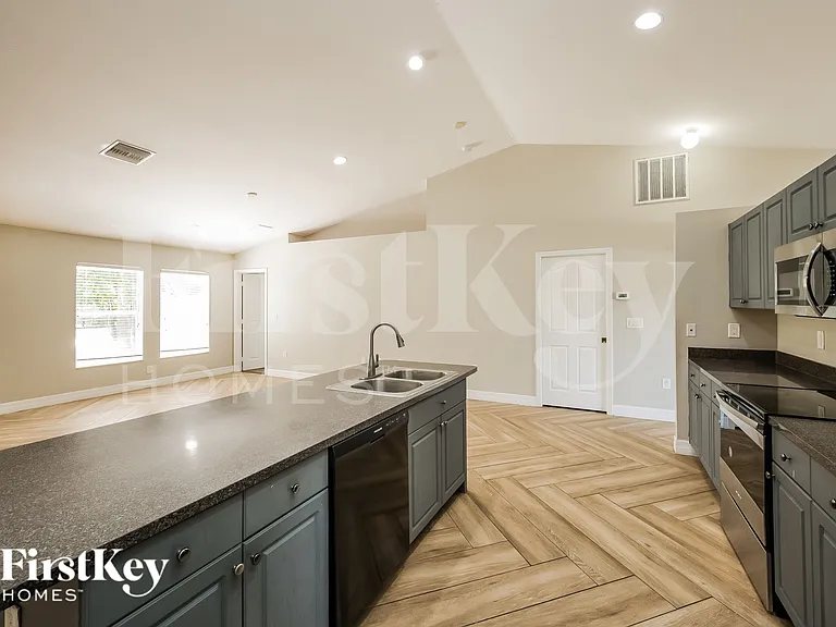 203 Roat St — Photo 6