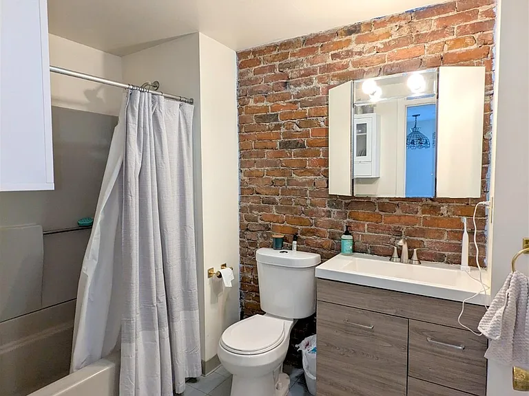 19 Howe St — Photo 11