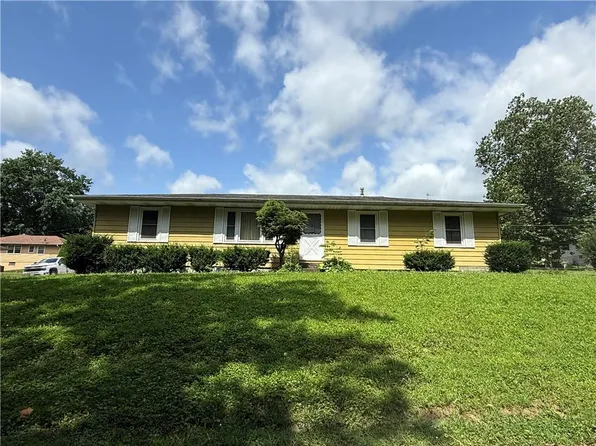 28 Forest Ln, Lexington, MO 64067