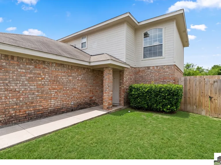 2412 Skylark Cir — Photo 2