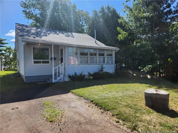 56 Airport St, Dieppe, NB E1A 2G4
