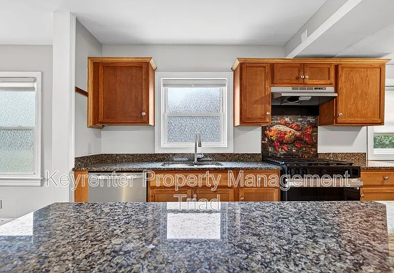 704 E Lexington Ave — Photo 3