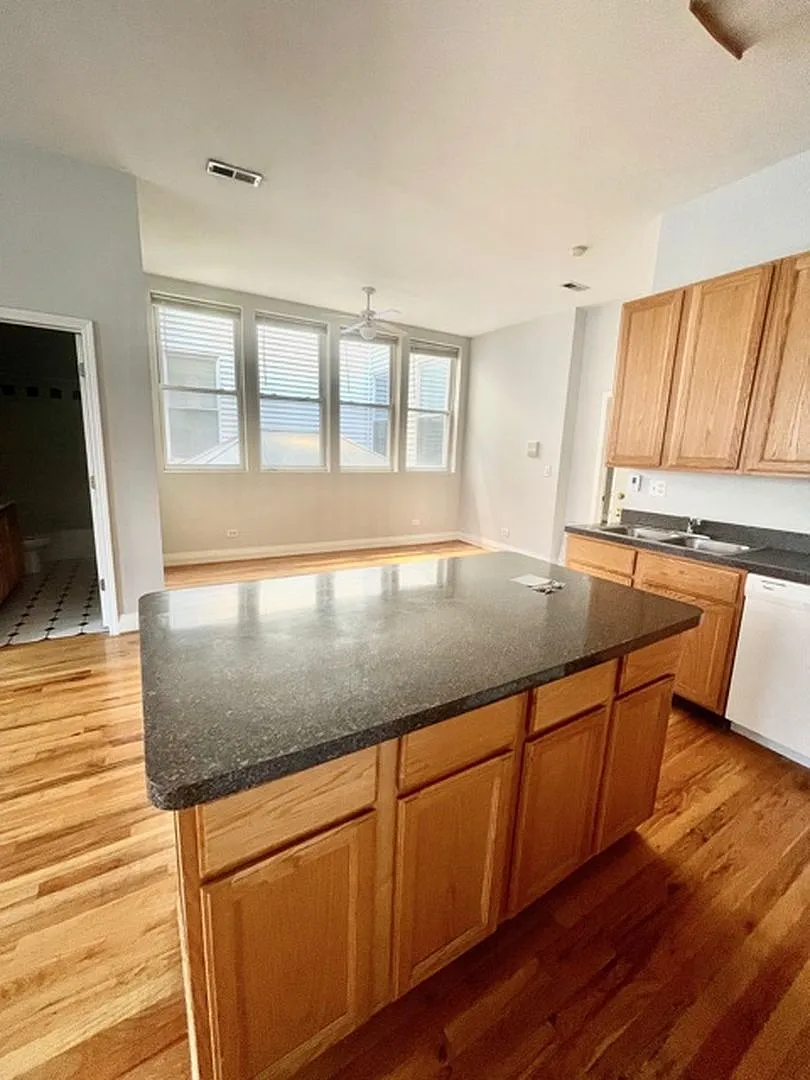 2 bed, 1100 sqft, $3,300 — Photo 4