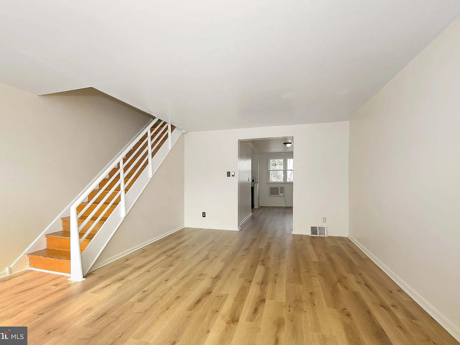 3 bed, 2.0 bath, 1120 sqft, $2,200 — Photo 3