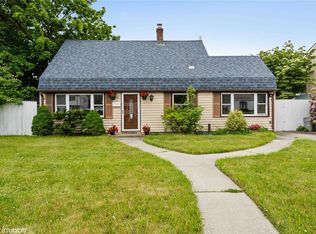 16 Dogwood Ln, Levittown, NY 11756