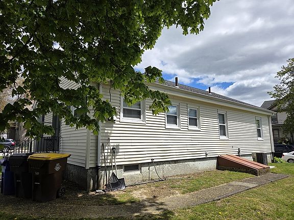 4th image of 499 Maple St