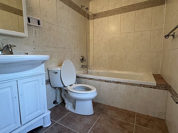 4th image of 19420 56th Ave Fl 2