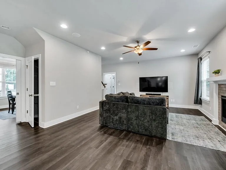 219 Dunway Ln — Photo 2