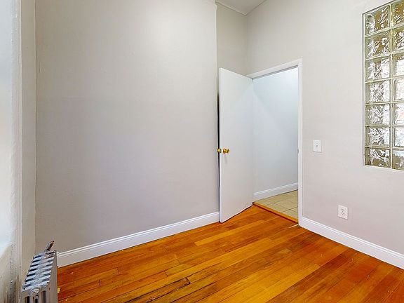 5th image of 620 E 11th St APT 2