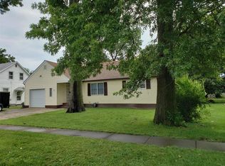 930 11th St, Carlyle, IL 62231