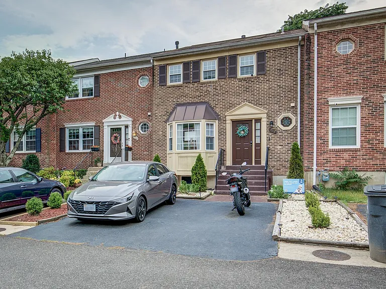 7112 Lake Cove Dr — Photo 2