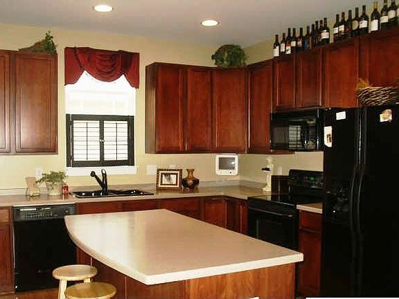 Kitchen w/island & 42" cabinets