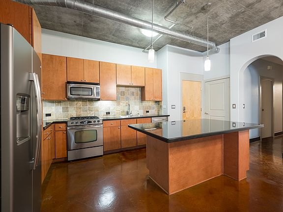 2nd image of 840 Green St #121