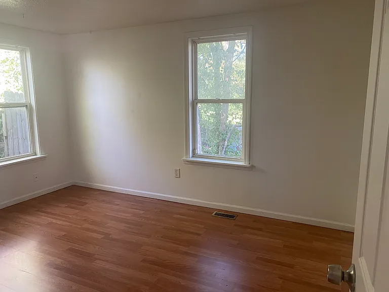 1425 S Northern Blvd — Photo 7