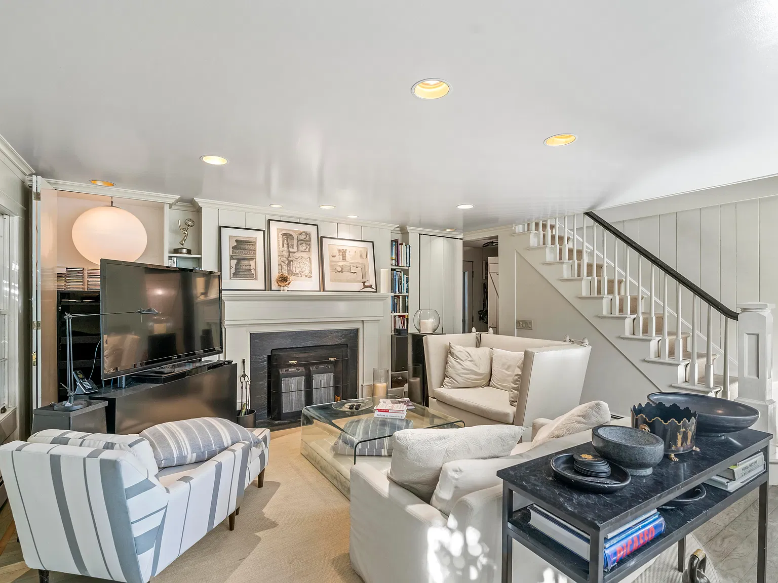Idyllic 4 Bedroom, 4 Bath Amagansett Village Home — Photo 2