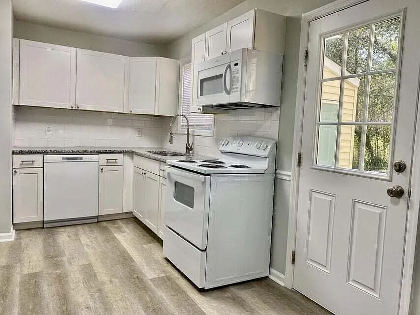 2 bed, 1.0 bath, 864 sqft, $1,075 — Photo 3