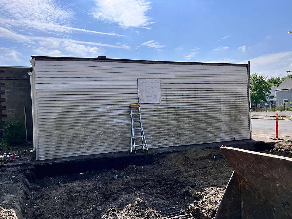 2nd image of 3322 E 10th St