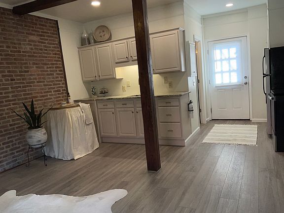 2nd image of 107 E Back Aly #107