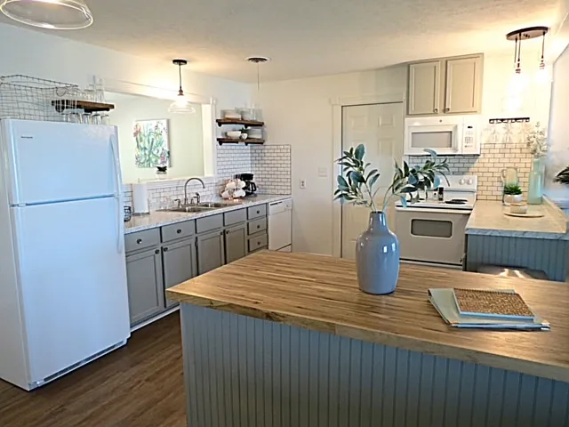 4724 Lakeview Dr — Photo 2