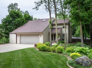 4695 S Sovereign Dr, New Berlin, WI 53151