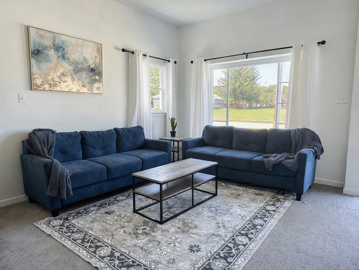 3 bed, 935 sqft, $1,895 — Photo 1