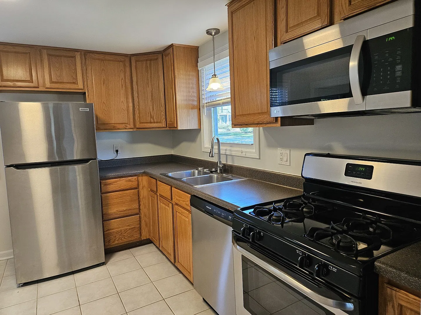 2 bed, 768 sqft, $2,300 — Photo 3