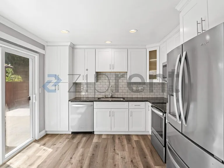 1427 Flickinger Ave — Photo 9