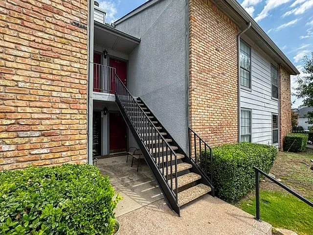 1 bed, 1.0 bath, 736 sqft, $1,300 — Photo 1