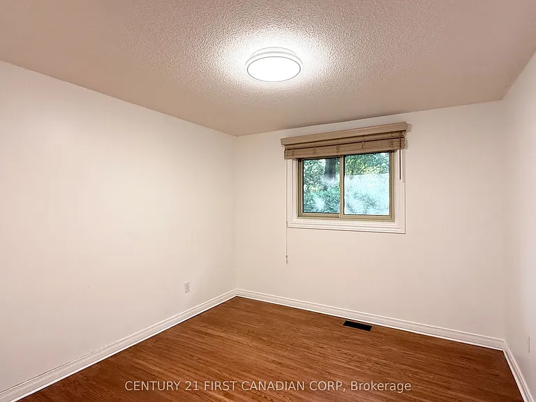 80 Rollscourt Pl — Photo 13