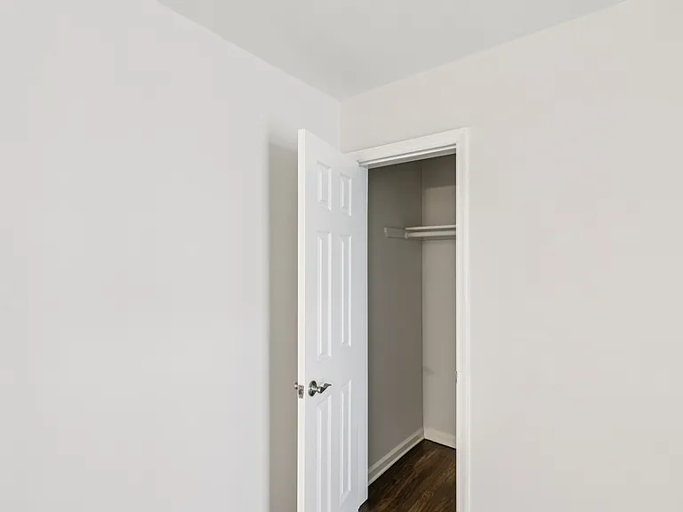 Queens Gardens Apartments — Photo 41