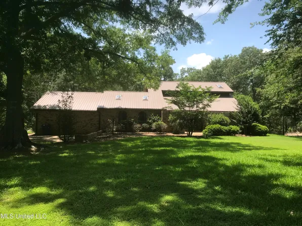 2 Dogwood Ln, Brandon, MS 39047