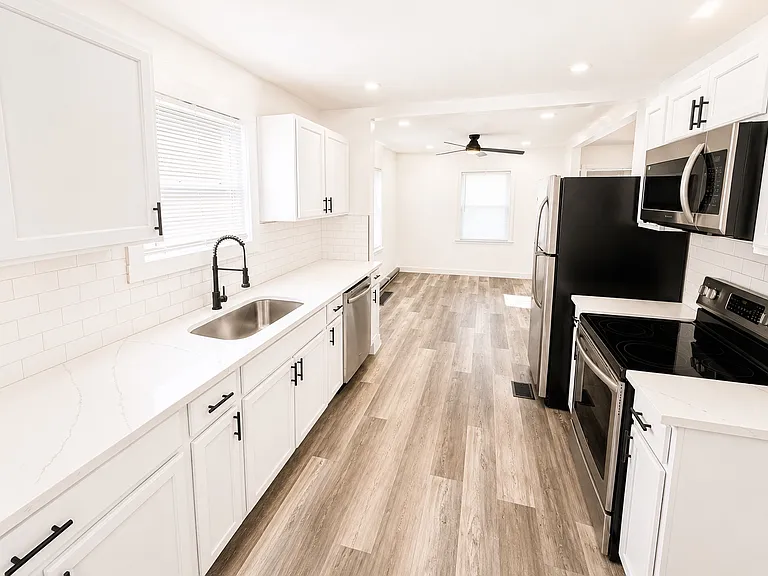 1339 Duxberry Ave — Photo 4