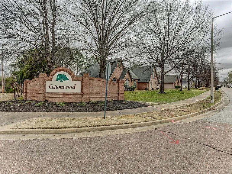 160 Cottonwood Dr — Photo 2