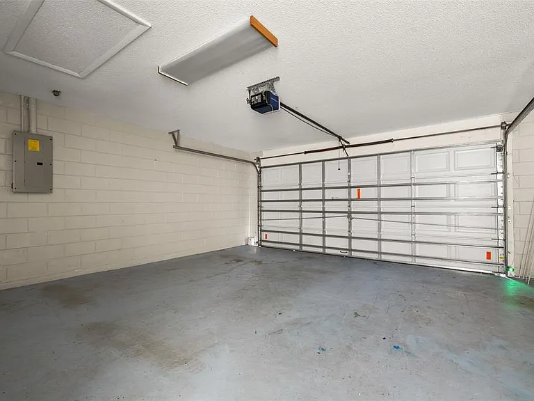 551 Castlemain Cir — Photo 35