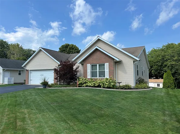 12124 Villa Dr, Conneaut Lake, PA 16316