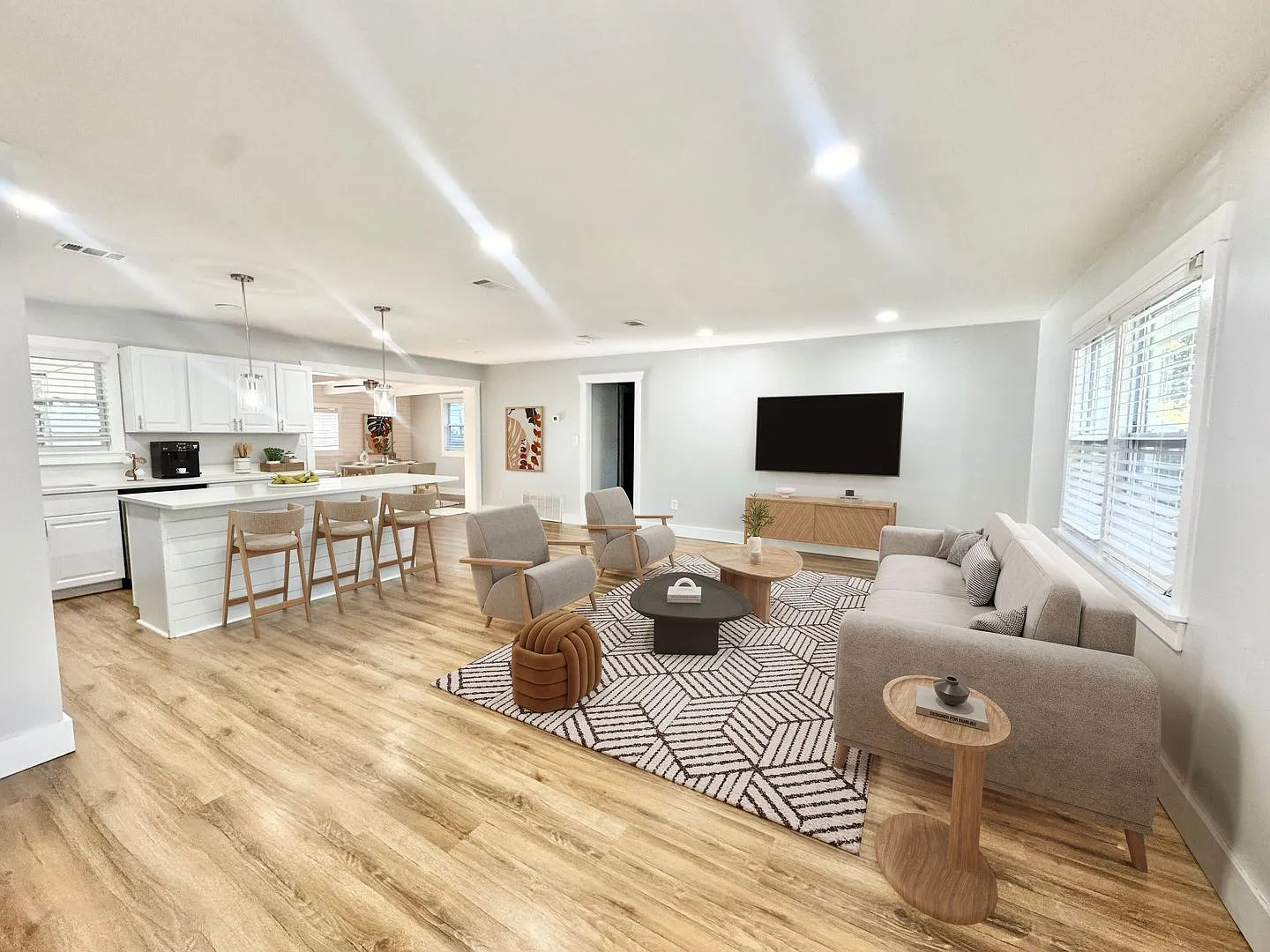 Beautiful white brick ranch styled home off White Bluff in Savannah, Ga! — Photo 2