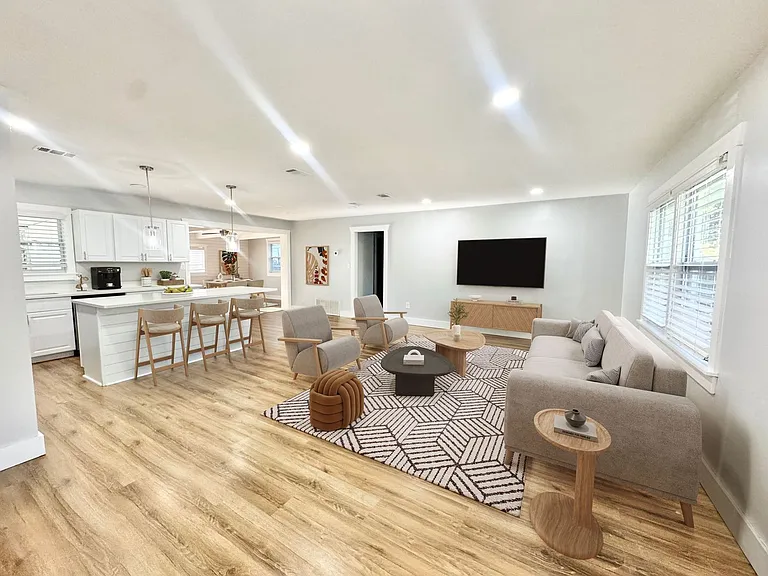 607 Dyches Dr — Photo 2